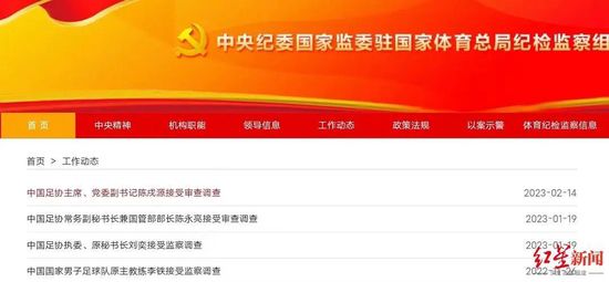 《海边的李尔》故事讲述日本国宝级演员兆吉，在步进高龄、被思疑得了掉智症后遭到长女和门生抛弃，被迫写下遗言并送进白叟院。某天，兆吉逃出白叟院，独自于海边盘桓，碰见好久未见的小女儿，恍如看到李尔王最疼爱的小女儿寇蒂莉亚的影子，惊觉本身的遭受竟与李尔王如斯类似……故事以莎士比亚悲剧“李尔王”为基底睁开，细腻刻画出兆吉的最后辉煌。